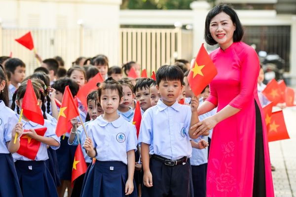 Thủ tướng chỉ đạo tuyển đủ biên chế giáo viên, bảo đảm dạy 2 buổi/ngày