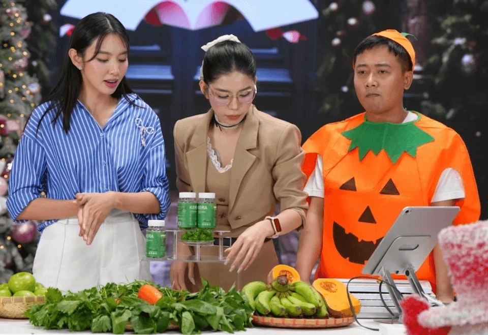 Hoa hậu Thùy Tiên, Hằng Du Mục, Quang Linh Vlogs (từ trái sang phải) khi quảng cáo bán kẹo Kera