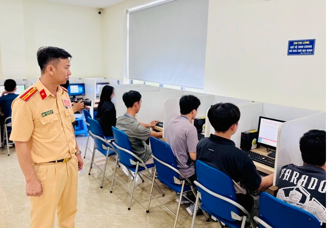 Thí sinh làm bài thi sát hạch lái xe trên máy tính