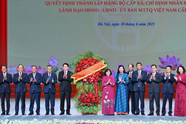Chủ tịch nước Lương Cường thay mặt lãnh đạo Đảng, Nhà nước, tặng hoa chúc mừng thành phố Hà Nội.