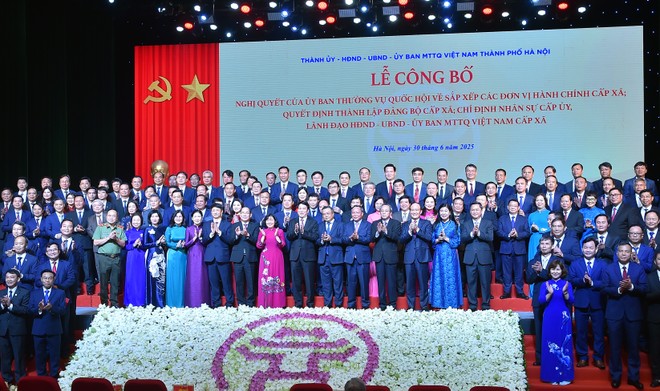 Chủ tịch nước Lương Cường, lãnh đạo TP Hà Nội cùng bí thư các xã, phường mới