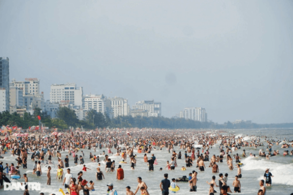 Bãi biển Sầm Sơn đông nghịt du khách dịp nghỉ lễ (Ảnh: Thanh Tùng).