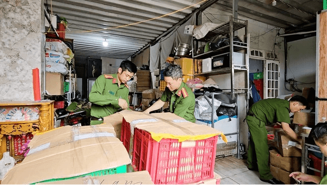 Công an tỉnh Lâm Đồng tăng cường kiểm tra các cơ sở kinh doanh để ngăn chặn việc buôn bán hàng giả, hàng không rõ nguồn gốc xuất xứ