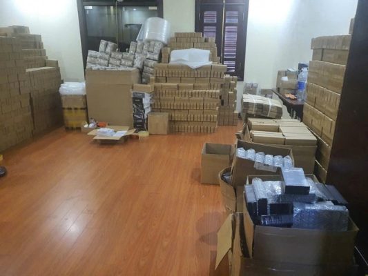 Cơ quan Công an đã thu giữ nhiều thiết bị điện tử giả mạo các thương hiệu nổi tiếng (Ảnh: Công an TP. Hà Nội).