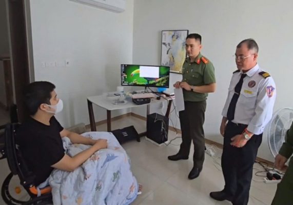 Công an làm việc với Lê Hữu Minh, đối tượng cầm đầu đường dây (Ảnh: Công an TP. Hà Nội).