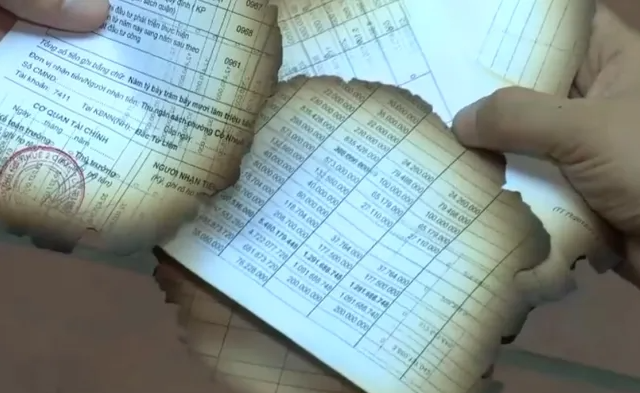 Giấy tờ bị đốt còn sót lại được người dân phát hiện, lưu giữ.