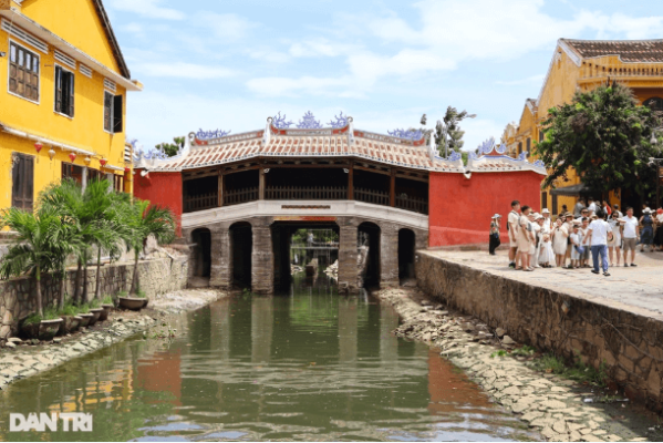 Chùa Cầu - địa điểm du lịch nổi tiếng không thể bỏ qua khi du khách tham quan Hội An (Ảnh: Công Bính).