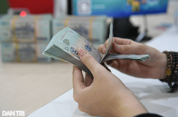 Chủ hộ kinh doanh ngại nhận chuyển khoản, bày khách cách né thuế. Tuy nhiên, theo chuyên gia, giao dịch không minh bạch không giúp né thuế mà tăng tủi ro pháp lý cho hộ kinh doanh. Khách đi ăn phở chuyển tiền ghi "Chúc sinh nhật": Hộ kinh doanh né thuế? Nhiều tiểu thương và hộ kinh doanh nhỏ tại Hà Nội, TPHCM gần đây đăng tải các thông báo trên mạng xã hội, hướng dẫn khách ghi nội dung chuyển khoản tránh dùng từ liên quan đến giao dịch mua bán, nhằm hạn chế bị kiểm tra hay đối mặt với rủi ro thuế. Hộ kinh doanh gợi ý khách cách chuyển khoản lạ hoặc nhận tiền mặt khi giao dịch Theo ghi nhận của phóng viên, một tài khoản trên mạng xã hội chuyên nhận đặt hàng mỹ phẩm và quần áo từ nước ngoài, mới đây đăng bài nhắn nhủ khách hàng lưu ý khi chuyển khoản thanh toán. Theo đó, người bán đề nghị khách chỉ ghi tên tài khoản Facebook trong phần nội dung chuyển khoản, tránh ghi các cụm từ như “Facebook”, “tiền hàng”, “hàng hóa” hay “thanh toán”. Lý do được chủ cửa hàng online này đưa ra là thông tin tài khoản ngân hàng hiện nay sẽ được chuyển cho cơ quan thuế. Tài khoản K.O, người kinh doanh mỹ phẩm tại TPHCM, cho biết kể từ ngày 1/6, các đơn vị giao hàng sẽ bắt đầu thu 8% thuế VAT trên giá trị hàng hóa. Theo đó, khách hàng chuyển khoản đầy đủ trước sẽ được giữ nguyên phí vận chuyển và không bị cộng thêm thuế. Người bán chỉ yêu cầu khách ghi rõ tên người chuyển trong nội dung chuyển khoản, không cần đề cập đến hàng hóa hay thanh toán. Ngược lại, nếu khách chọn hình thức thanh toán khi nhận hàng, giá trị đơn hàng sẽ được cộng thêm 8% thuế VAT.