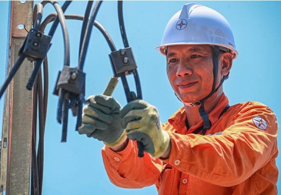 Thời điểm chuyển mùa, đặc biệt là bước vào cao điểm nắng nóng, luôn là giai đoạn ghi nhận mức tiêu thụ điện, hóa đơn tiền điện tăng cao tại Thủ đô Hà Nội. Ảnh: EVN