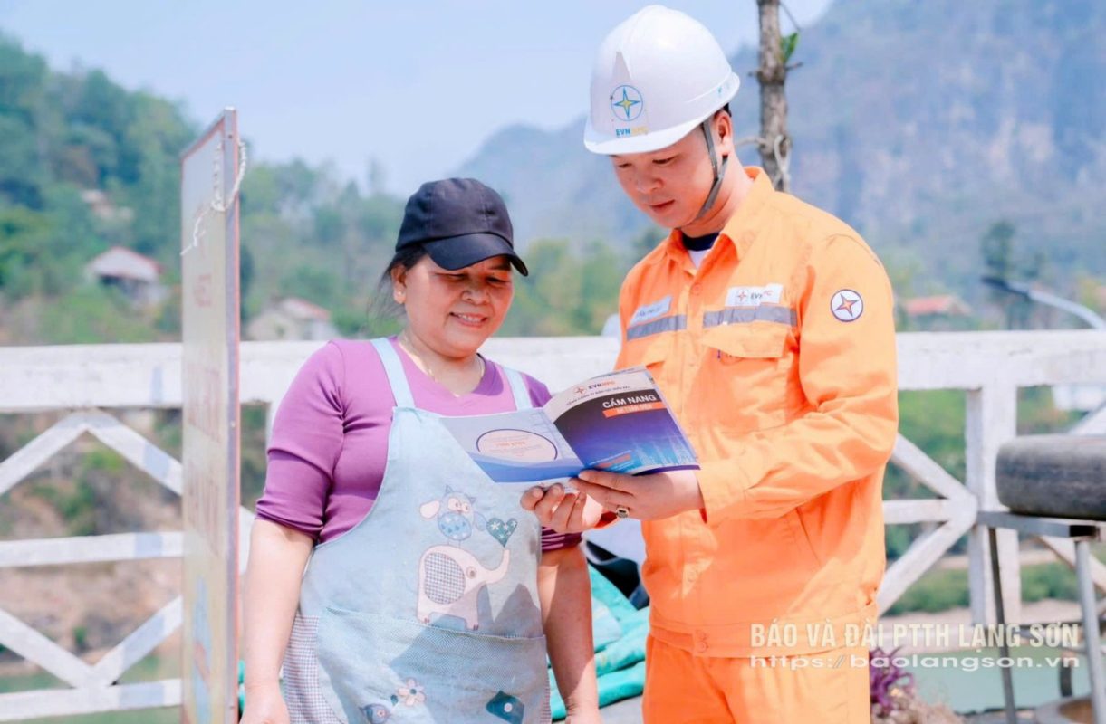Cán bộ Đội Quản lý điện lực khu vực Văn Lãng hướng dẫn khách hàng sử dụng điện an toàn, tiết kiệm