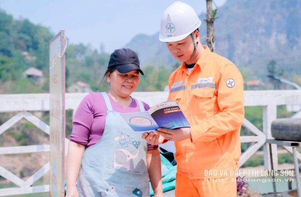 Cán bộ Đội Quản lý điện lực khu vực Văn Lãng hướng dẫn khách hàng sử dụng điện an toàn, tiết kiệm