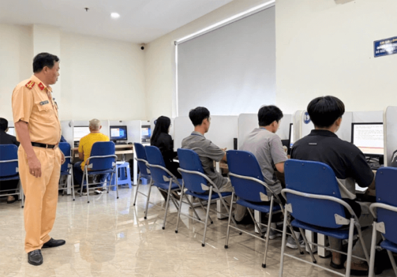 Lãnh đạo Phòng CSGT TP HCM kiểm tra nơi tổ chức sát hạch bằng lái ôtô cho người dân ở Trung tâm đào tạo và sát hạch bằng lái Hóc Môn. Ảnh: Minh Bằng
