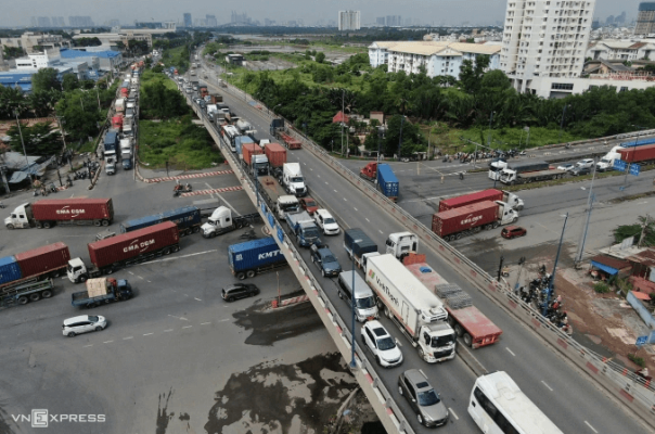 Xe ùn ứ khu vực nút giao Mỹ Thủy - cửa ngõ ra vào cảng Cát Lái ở TP HCM. Ảnh: Giang Anh